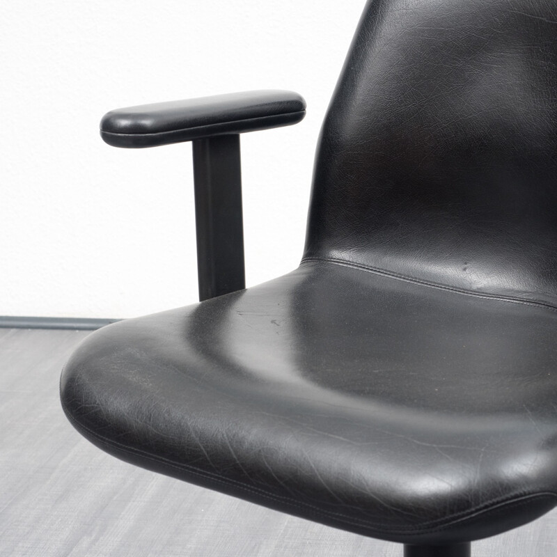 Leather desk armchair in leather produced by Knoll International - 1950s