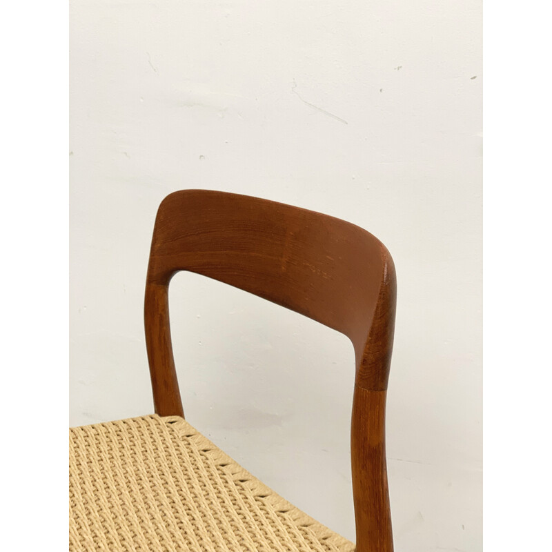 Pareja de sillas modelo 75 de mediados de siglo en teca por Niels O. Møller para J.L. Moller, 1950