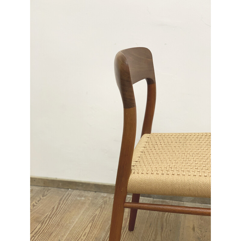 Silla danesa de mediados de siglo modelo 75 en teca por Niels O. Møller para J.L. Moller, años 50