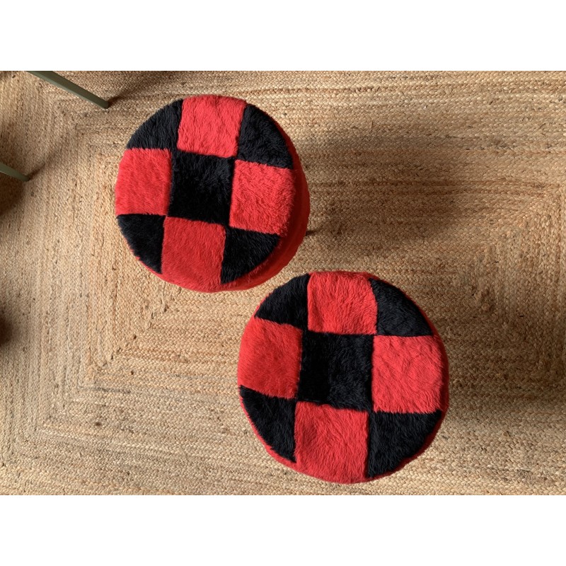 Coppia di pouf vintage in legno e tessuto con motivo a scacchiera rosso e nero