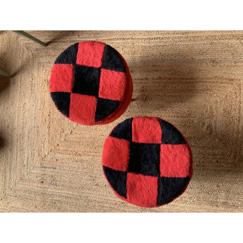 Par de madeira vintage e bolsas de tecido com padrão de tabuleiro de xadrez vermelho e preto