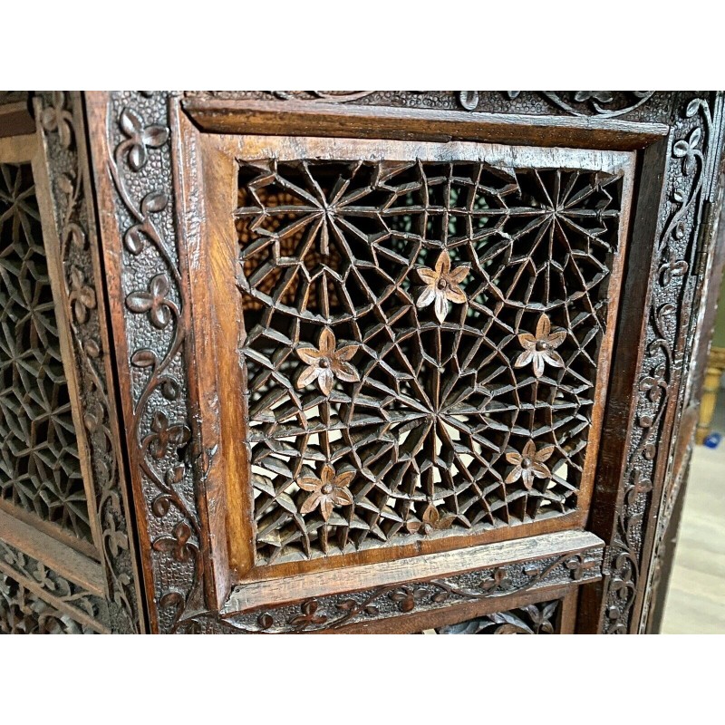 Mesa de cabeceira octogonal anglo-angiana vintage esculpida à mão