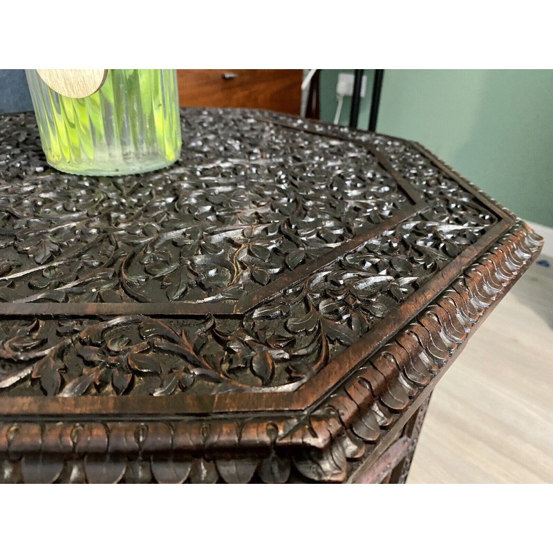 Mesa de cabeceira octogonal anglo-angiana vintage esculpida à mão