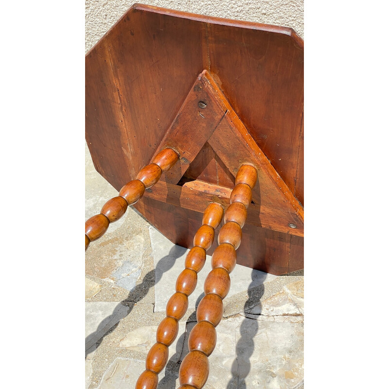Mesa auxiliar vintage con patas trípode y madera torneada