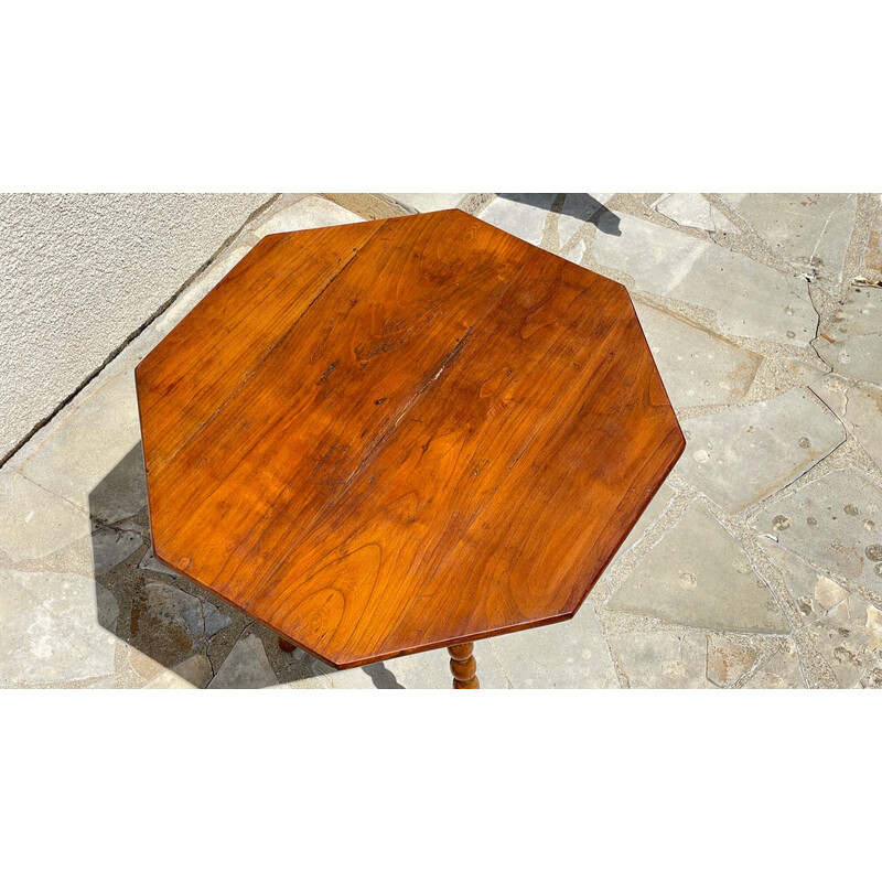 Mesa auxiliar vintage con patas trípode y madera torneada