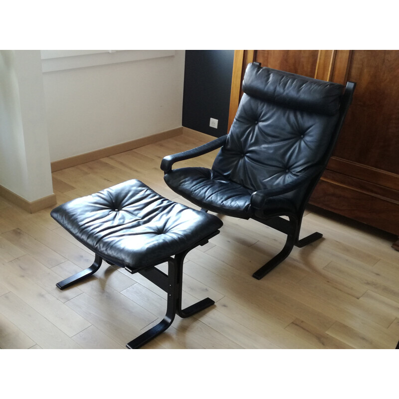 Fauteuil scandinave Siesta en cuir noir et ottoman de Ingmar Relling - 1970