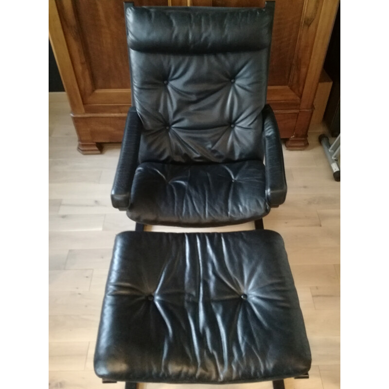 Fauteuil scandinave Siesta en cuir noir et ottoman de Ingmar Relling - 1970