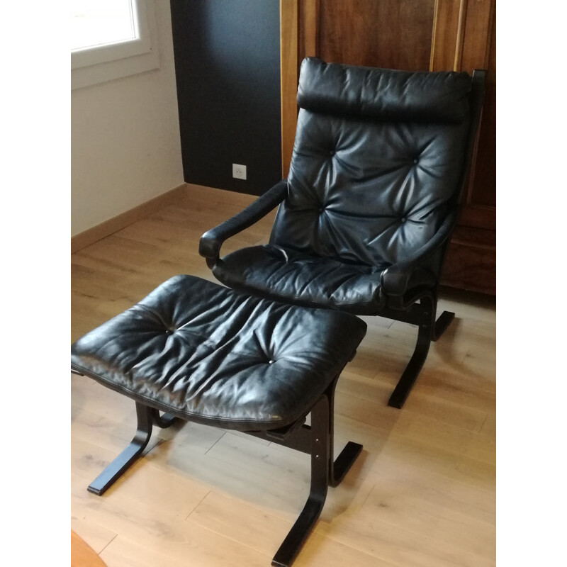 Fauteuil scandinave Siesta en cuir noir et ottoman de Ingmar Relling - 1970