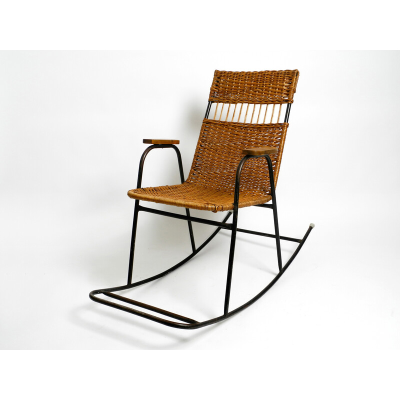 Chaise à bascule vintage en métal peint noir et rotin