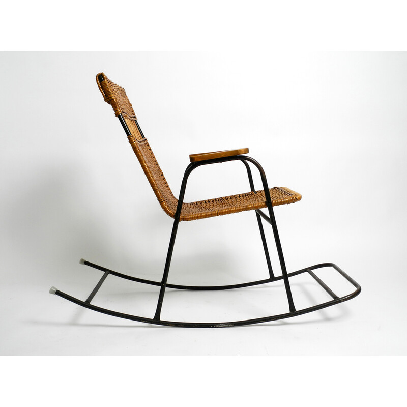 Chaise à bascule vintage en métal peint noir et rotin