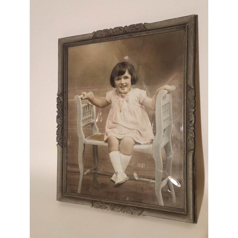 Cromo bajo vidrio vintage de una niña sonriente, 1930