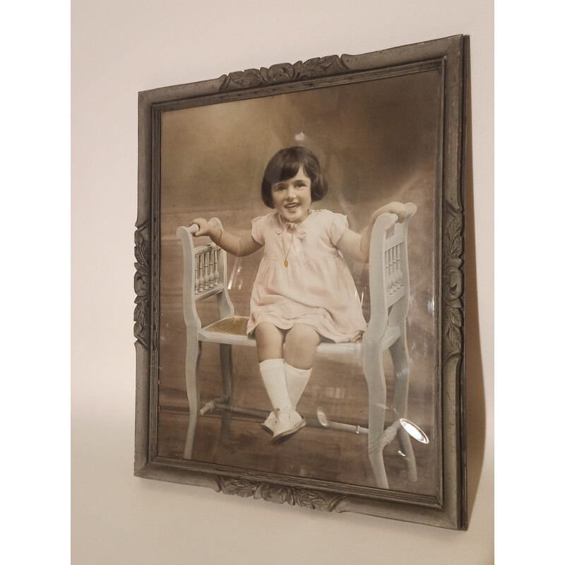 Cromo sotto vetro d'epoca di una ragazza sorridente, 1930