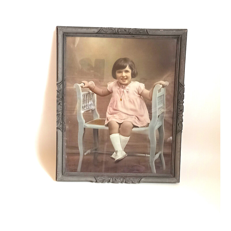Chromo onder vintage glas van een lachend meisje, 1930
