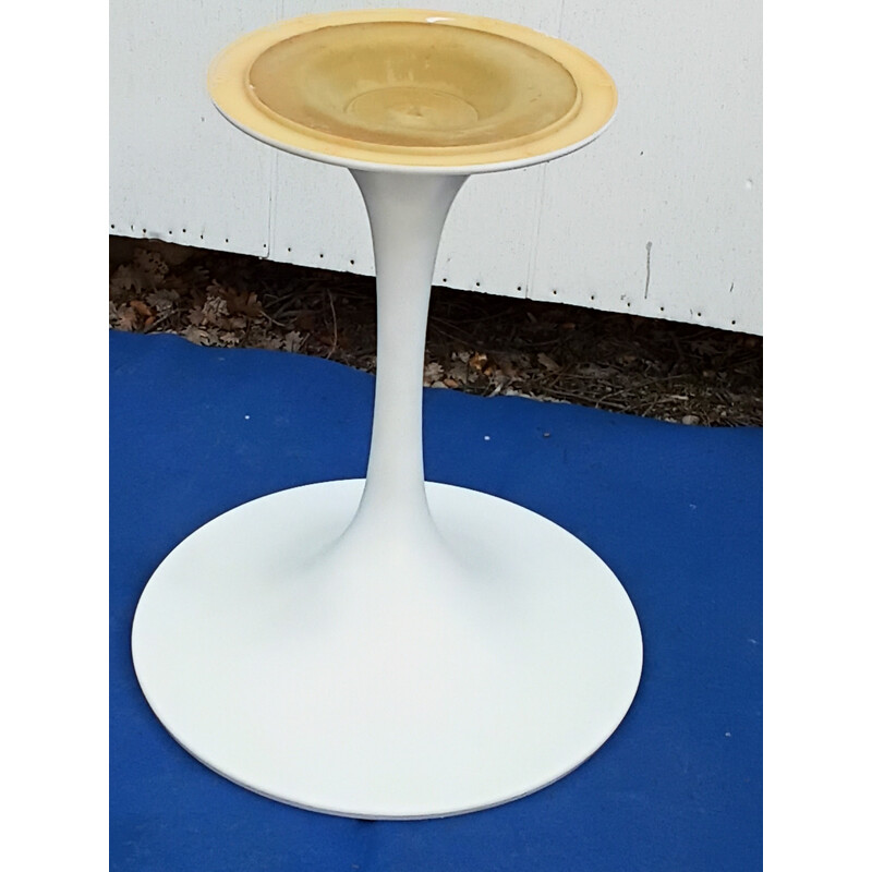 Vintage table with tulip base