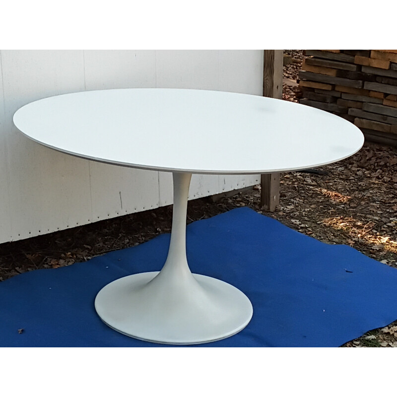 Vintage tafel met tulpvoet