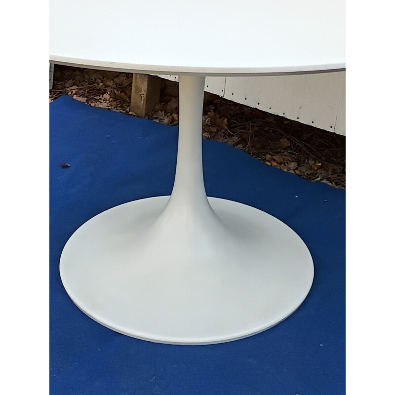 Vintage table with tulip base