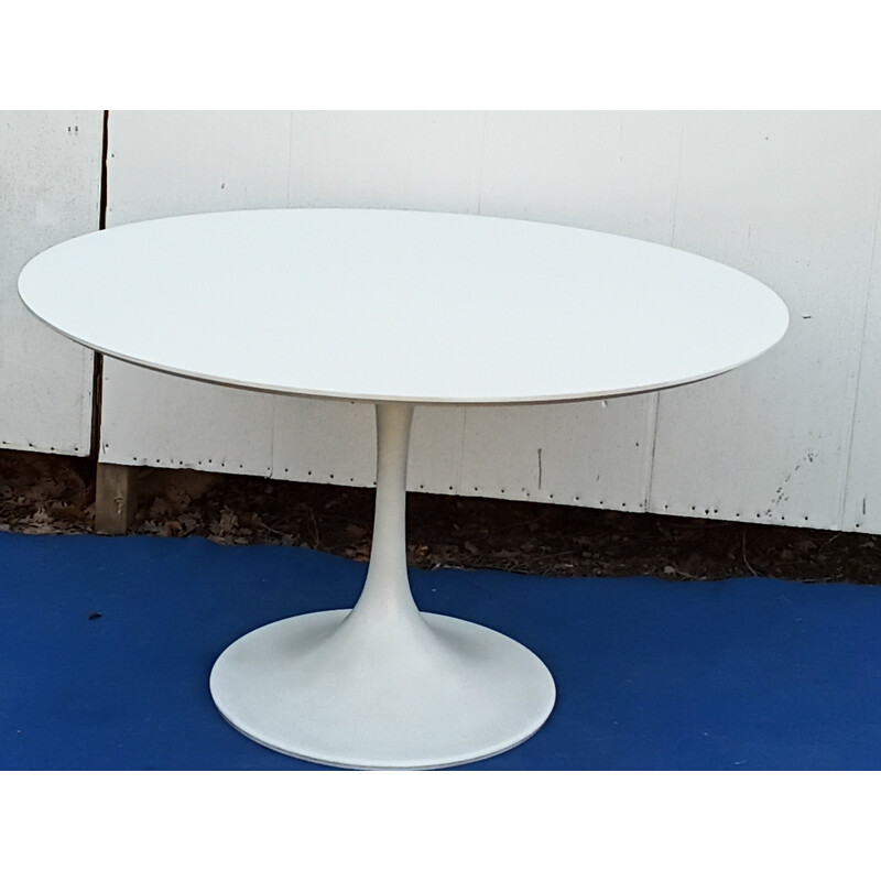 Vintage table with tulip base