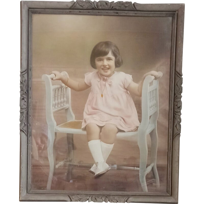 Cromo bajo vidrio vintage de una niña sonriente, 1930