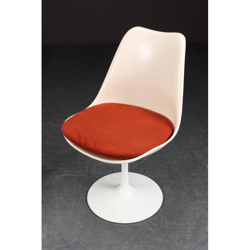 Pair of vintage fiberglass "Tulip Chairs" chairs by Eero Saarinen for Knoll