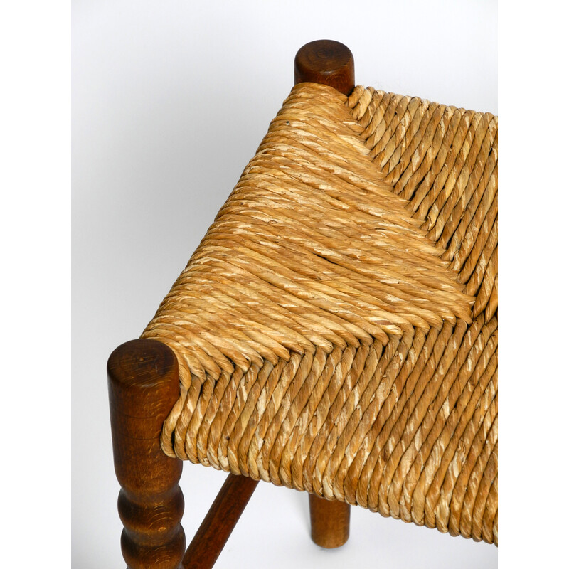 Pareja de taburetes de mediados de siglo en madera de roble con tejido de junco, años 50