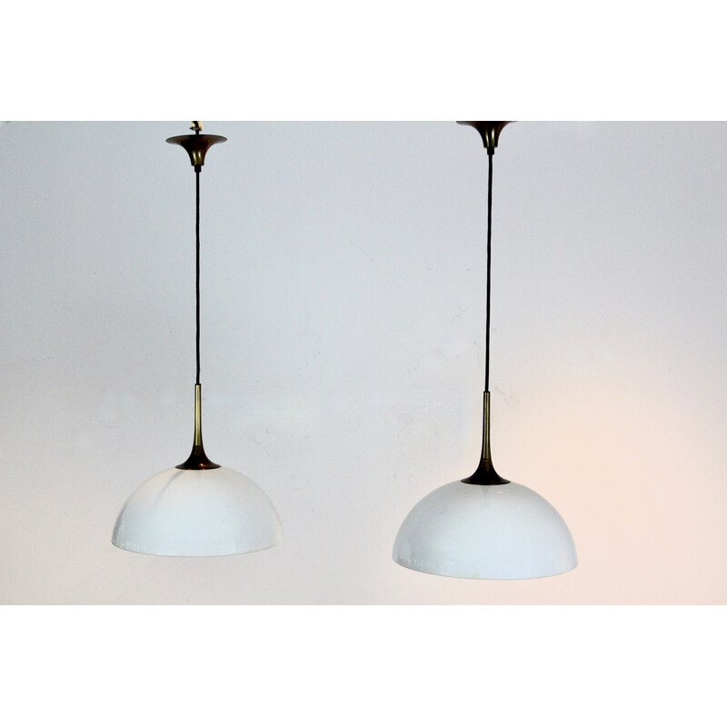 Paar vintage hanglampen van messing en wit-opaalglas van Florian Schulz, Duitsland