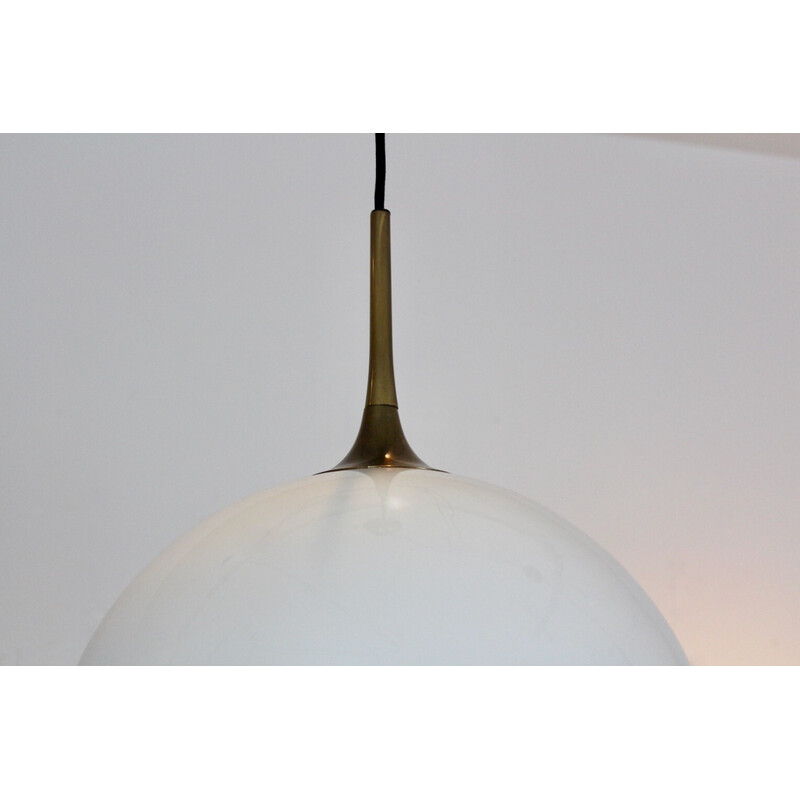 Coppia di lampade a sospensione vintage in ottone e vetro opalino bianco di Florian Schulz, Germania