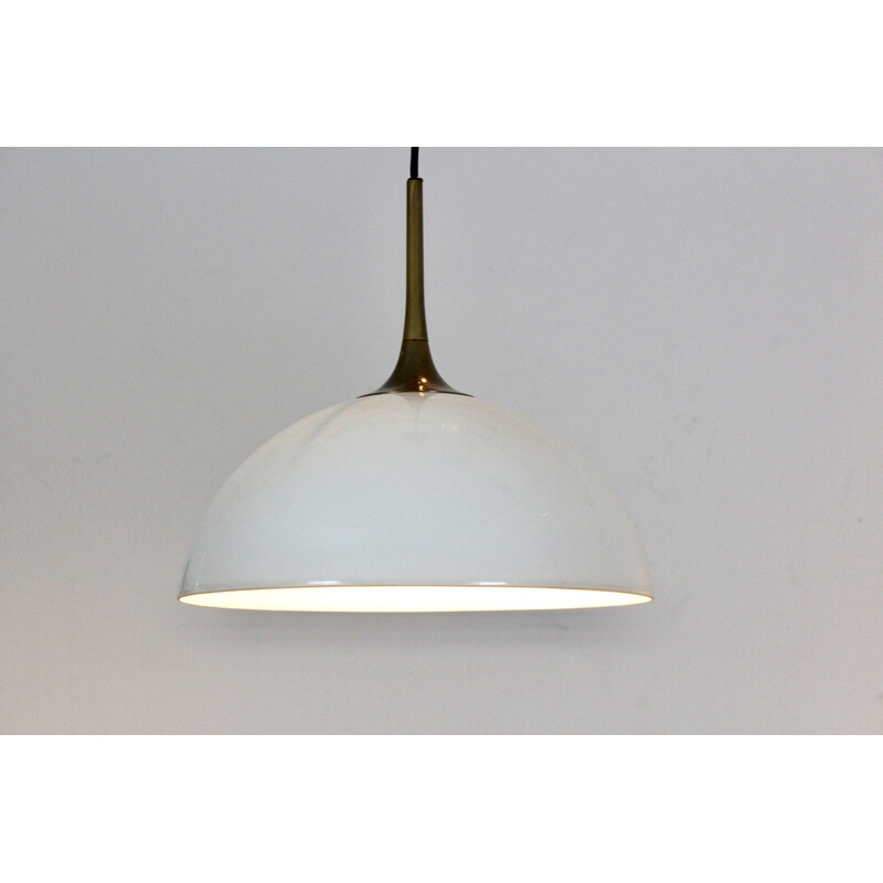 Coppia di lampade a sospensione vintage in ottone e vetro opalino bianco di Florian Schulz, Germania