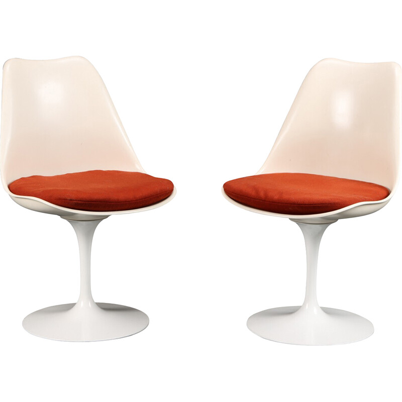 Pair of vintage fiberglass "Tulip Chairs" chairs by Eero Saarinen for Knoll