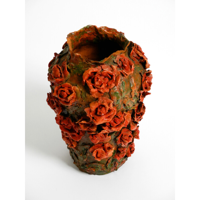 Vaso de barro vintage em verde-castanho com rosas vermelhas por Rosie Fridrin Rieger Junho, Áustria 1918