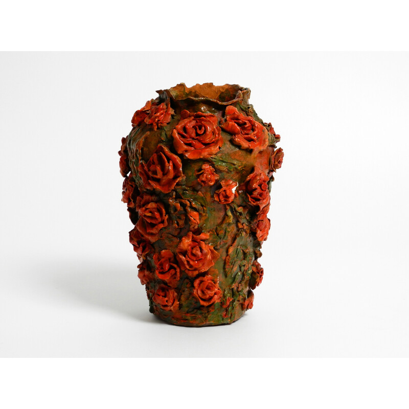Vase vintage en argile vert-brun avec des roses rouges par Rosie Fridrin Rieger June, Autriche 1918