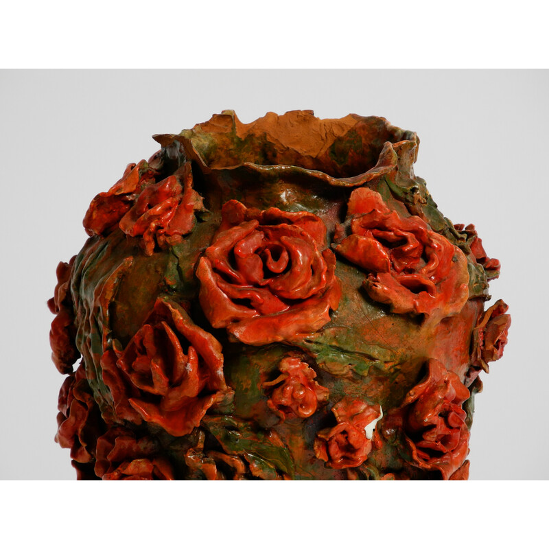 Jarrón vintage de arcilla verde-marrón con rosas rojas de Rosie Fridrin Rieger June, Austria 1918
