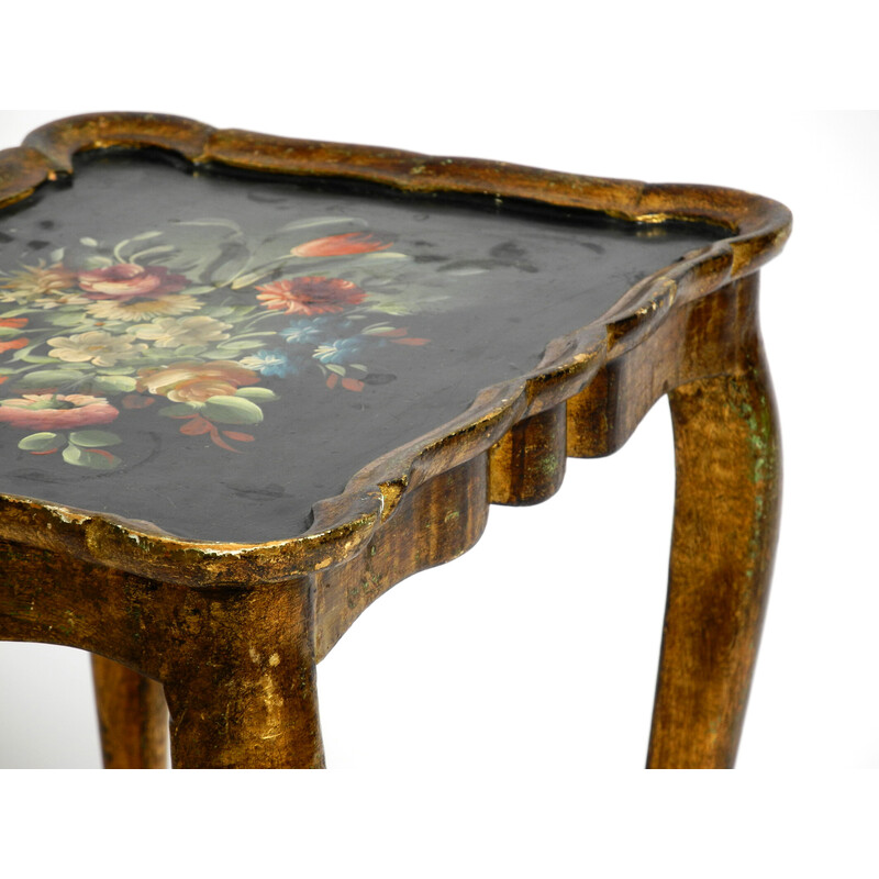 Mesa lateral de madeira vintage com uma estrutura dourada e superfície pintada à mão, 1900