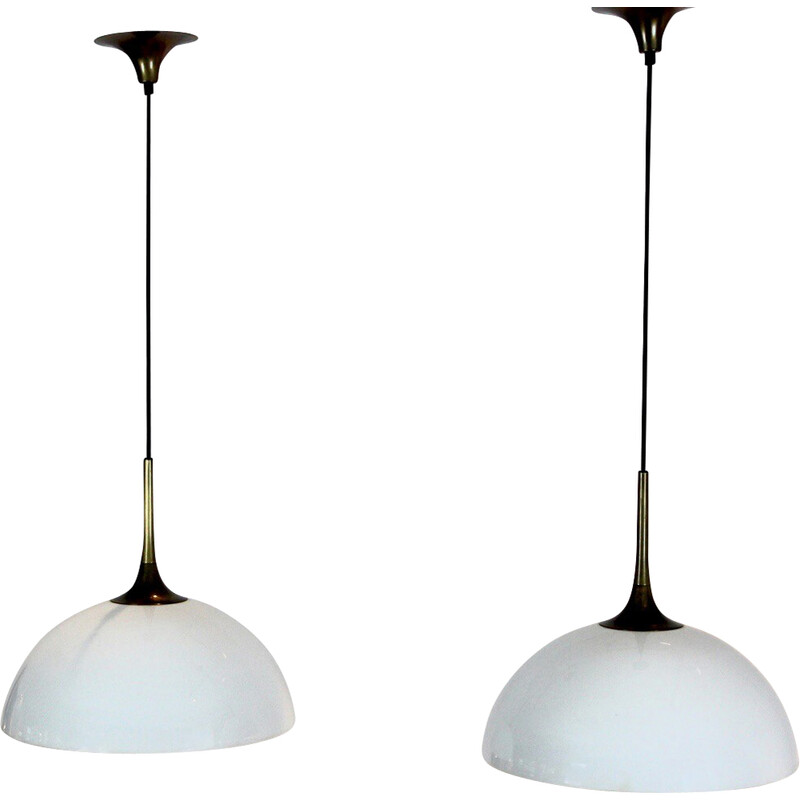 Coppia di lampade a sospensione vintage in ottone e vetro opalino bianco di Florian Schulz, Germania