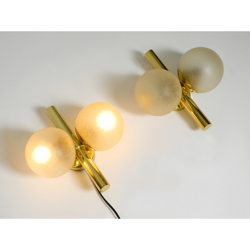 Par de candeeiros de parede de latão Kaiser vintage com duas esferas de vidro dourado, anos 60