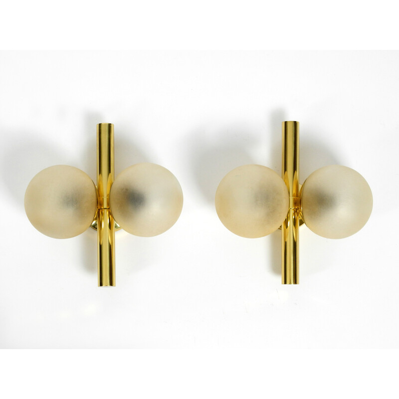 Par de candeeiros de parede de latão Kaiser vintage com duas esferas de vidro dourado, anos 60