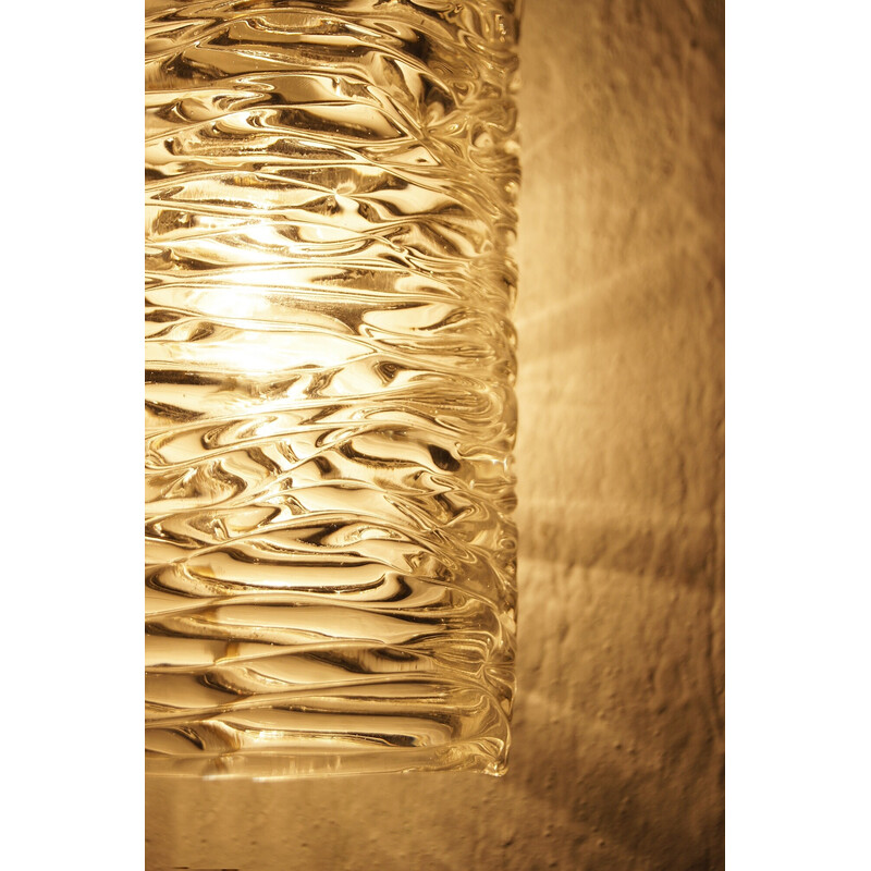 Ein Paar Wandlampen aus strukturiertem Glas und Messing von J. T. Kalmar