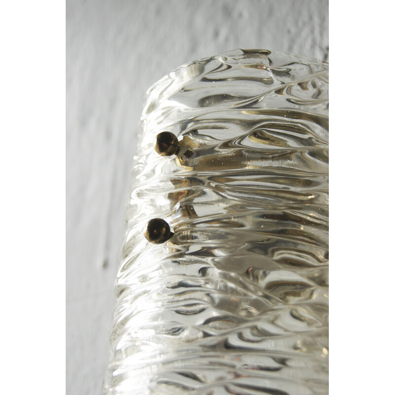 Ein Paar Wandlampen aus strukturiertem Glas und Messing von J. T. Kalmar
