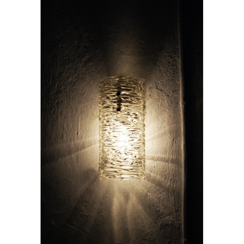 Paar vintage wandlampen van structuurglas en messing van J. T. Kalmar