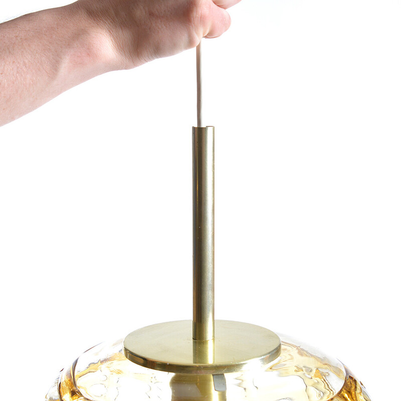 Lámpara colgante de cristal dorado de mediados de siglo de Doria, Alemania Años 60