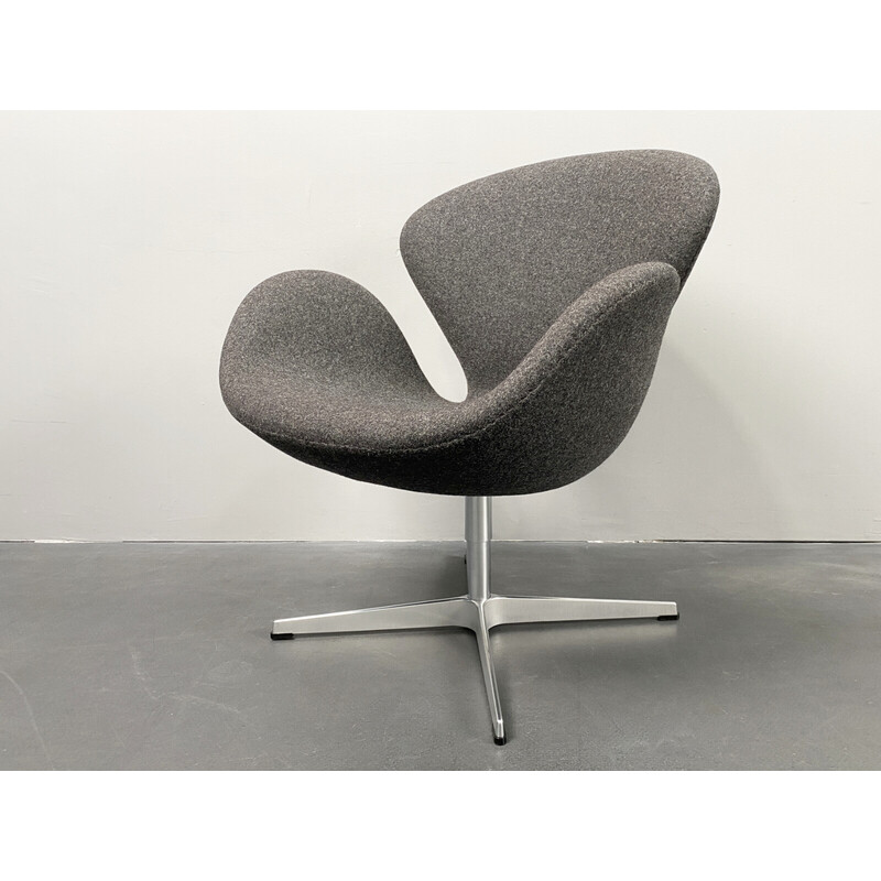 Vintage Swan swivel armchair by Arne Jacobsen for Fritz Hansen, Denmark 2008