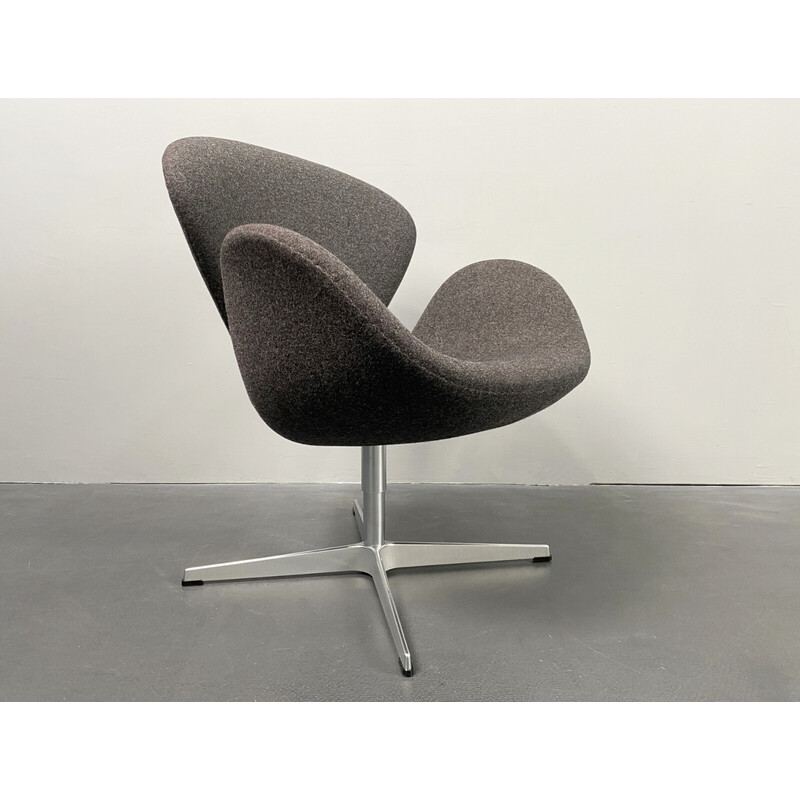 Vintage Swan swivel armchair by Arne Jacobsen for Fritz Hansen, Denmark 2008