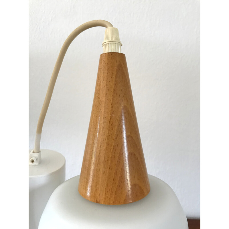 Lámpara de suspensión vintage escandinava de madera clara y opalina blanca, 1960