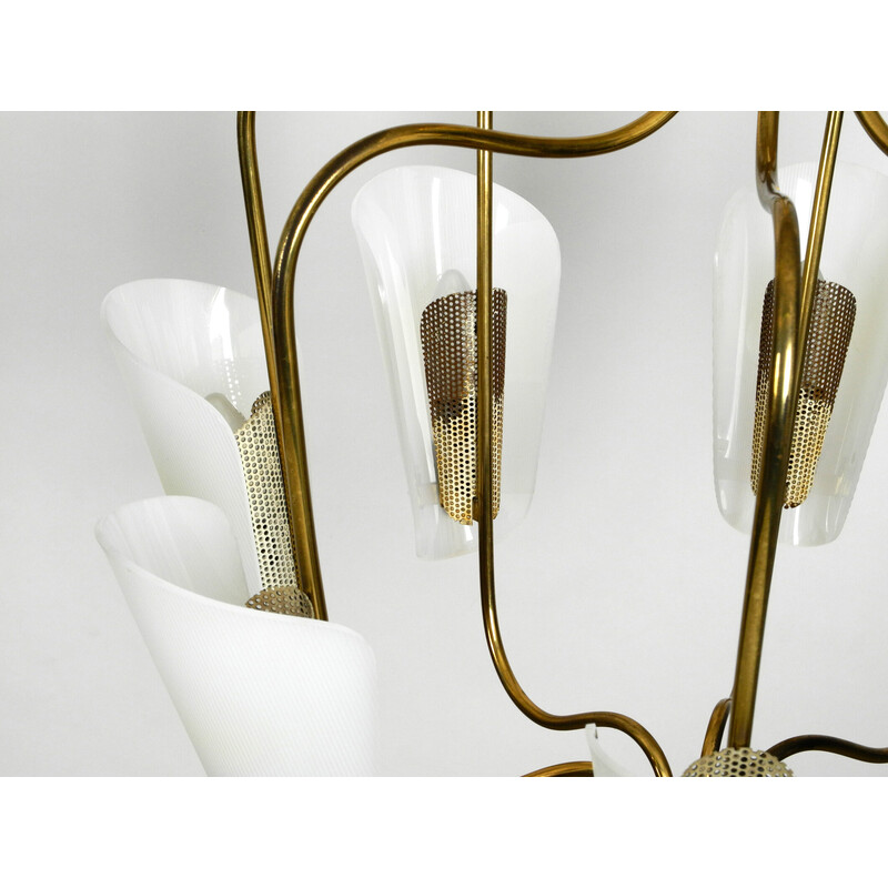 Lampadario vintage a 8 bracci in ottone con paralumi in plexiglass