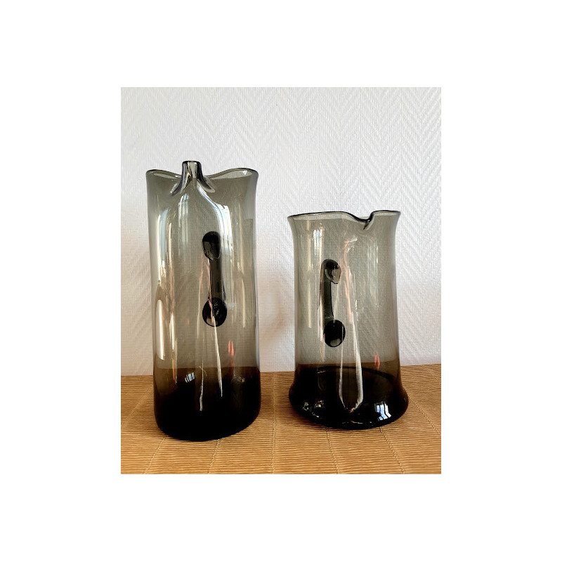 Paar oude gerookte glazen kannen met geknepen hals, 1970