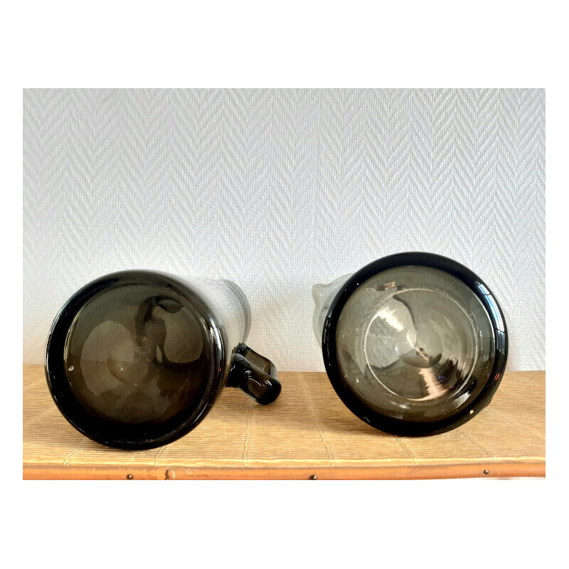 Paar oude gerookte glazen kannen met geknepen hals, 1970