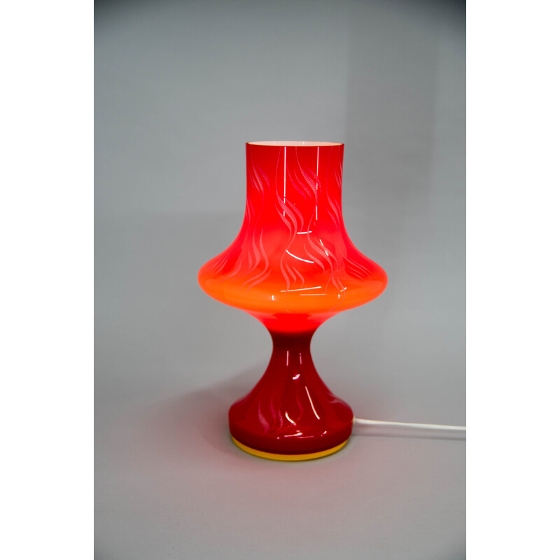 Vintage rode glazen tafellamp van Valasske Mezirici, Tsjecho-Slowakije 1970