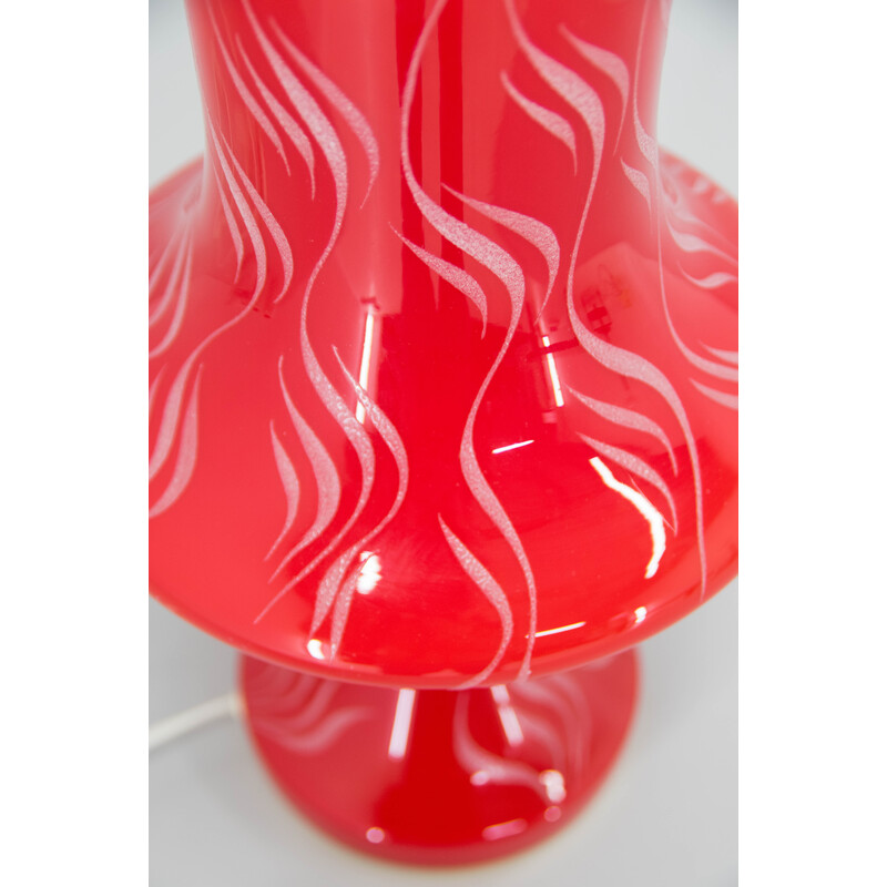 Lampada da tavolo vintage in vetro rosso di Valasske Mezirici, Cecoslovacchia, anni '70