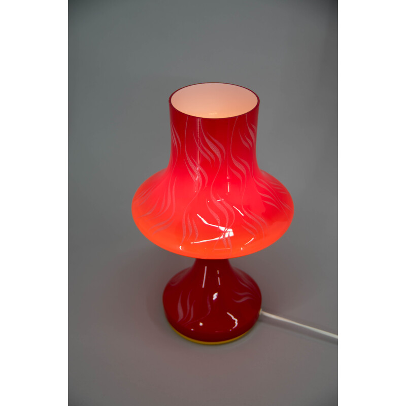 Lámpara de mesa vintage de cristal rojo de Valasske Mezirici, Checoslovaquia Años 70
