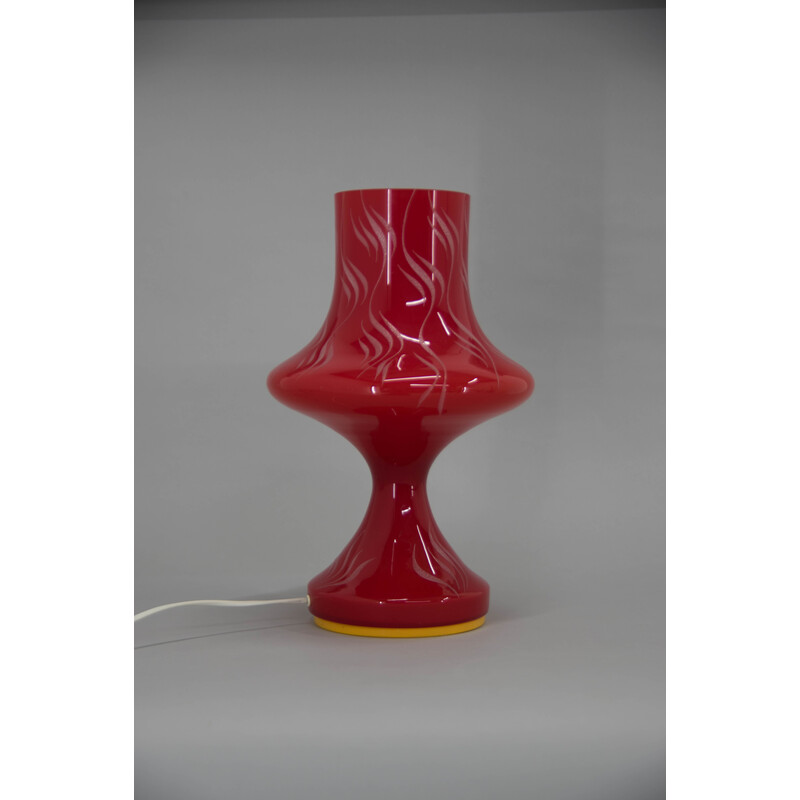 Lampe à poser vintage en verre rouge par Valasske Mezirici, Tchécoslovaquie 1970