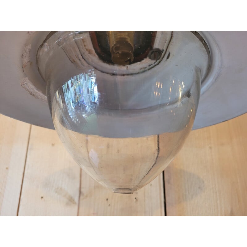 Suspension industrielle vintage en tôle émaillée et globe en verre